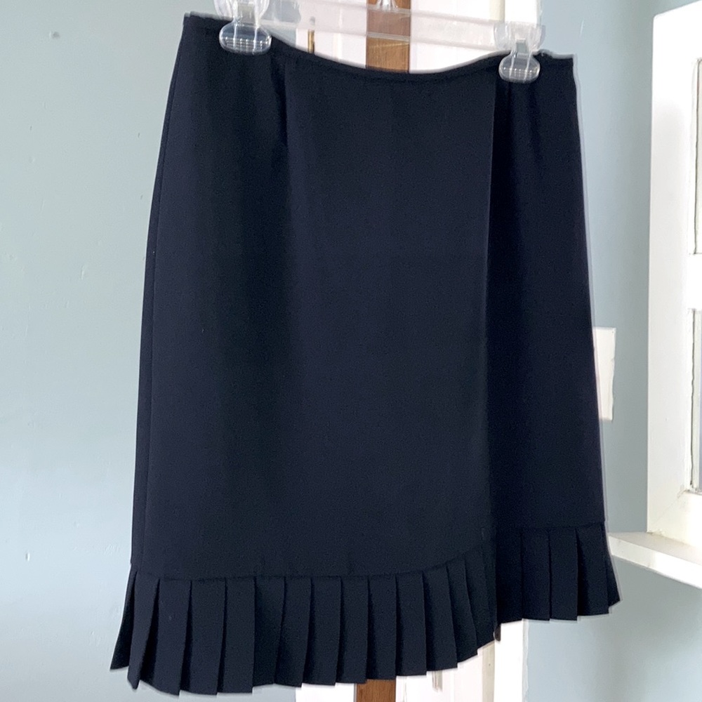 Stunning & Sophisticated Navy Blue Skirt. Freshly dry cleaned. Sz 6p